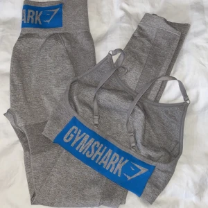 Träningsset ifrån gymshark - Såå fint grått träningsset från gymshark med blå detaljer på både byxor och topp!🤩 båda delarna är i S, om flera är intresserade så vinner högsta budet!💕 köp direkt: 500kr💕 högsta bud: 370kr + frakt! 