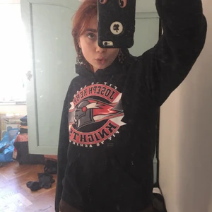 retro hoodie - supermysig snygg svart hoodie med tryck på. köpt på beyond retro så den är sådär skönt använd