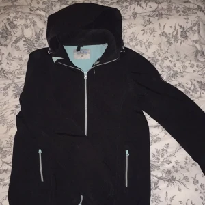  - "Grodmans"jacka , en ridjacka men som mer är gärna kan användas som vanlig. Skulle säga att den är vindtät och sparsamt använd men inte på ca 1 år.  Priset kan diskuteras vid snabb affär