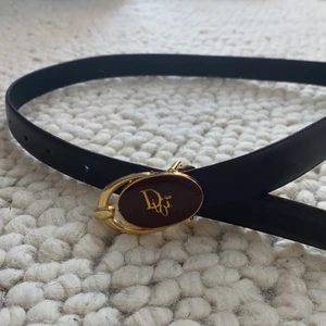 Vintage dior skräp  - Vintage dior skärp ✨ färgen var lite svår att fånga på bild men det är mörkbrunt. Möts upp i Stockholm annars tillkommer frakt på 66:- 