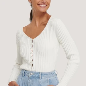 Pearl knitted Cardigan  - *LÅNAD BILD. Kom privat för bilder. Säljer denna fina cardigan i storlek S. Köpt för 399kr säljer för 280kr! Använd fåtal gånger.