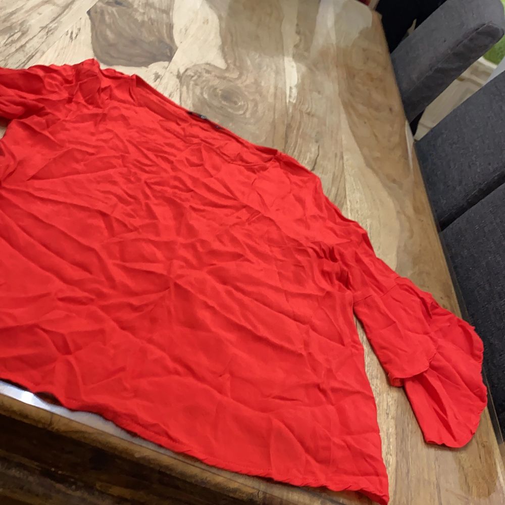 Röd tröja som endast använd en gång. 50kr🥰. Blusar.