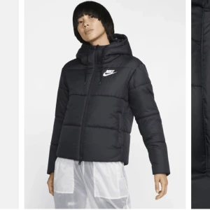 Nike vinterjacka dam  - Varmfodrad jacka med justerbar huva och två framfickor med dragkedja. Damstorlekar. 