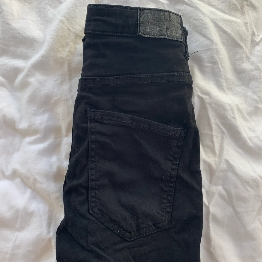Jag säljer ett par svarta jeans ifrån Gina tricot. I den populära modellen Molly. Dessa jeansen är så sköna och extremt stretchiga. Använda få gånger pågrund av att dom är för stora. Storlek M men passar både större och mindre❤️. Jeans & Byxor.