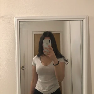 Vit v-ringad t-shirt - Säljer denna vanliga basic vita t-shirten. Möts i Malmö annars tillkommer fraktavgift