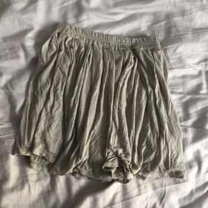Brandy Melville kjol  - Aldrig använt. Skönt material och super söt 🤍💫✨   Köparen står för frakten 💕