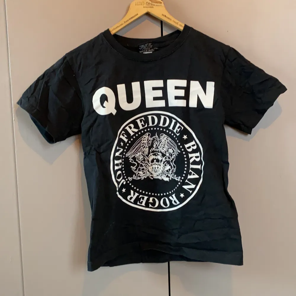 Helt oanvänd T-shirt med Queen-tryck. Säljer pga inte min stil. (Det är samma tryck på både fram och baksida av tröjan). T-shirts.