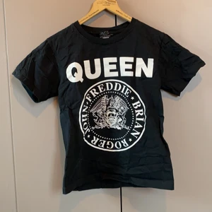 Bandtröja queen  - Helt oanvänd T-shirt med Queen-tryck. Säljer pga inte min stil. (Det är samma tryck på både fram och baksida av tröjan)