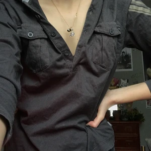 Cool långärmad - Skitball grå långärmad huvtröja med tryck på. Köpt second hand