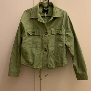 Kort ”boxig” jacka - Jacka från bershka med dragsko längst ner. I jättefint skick.