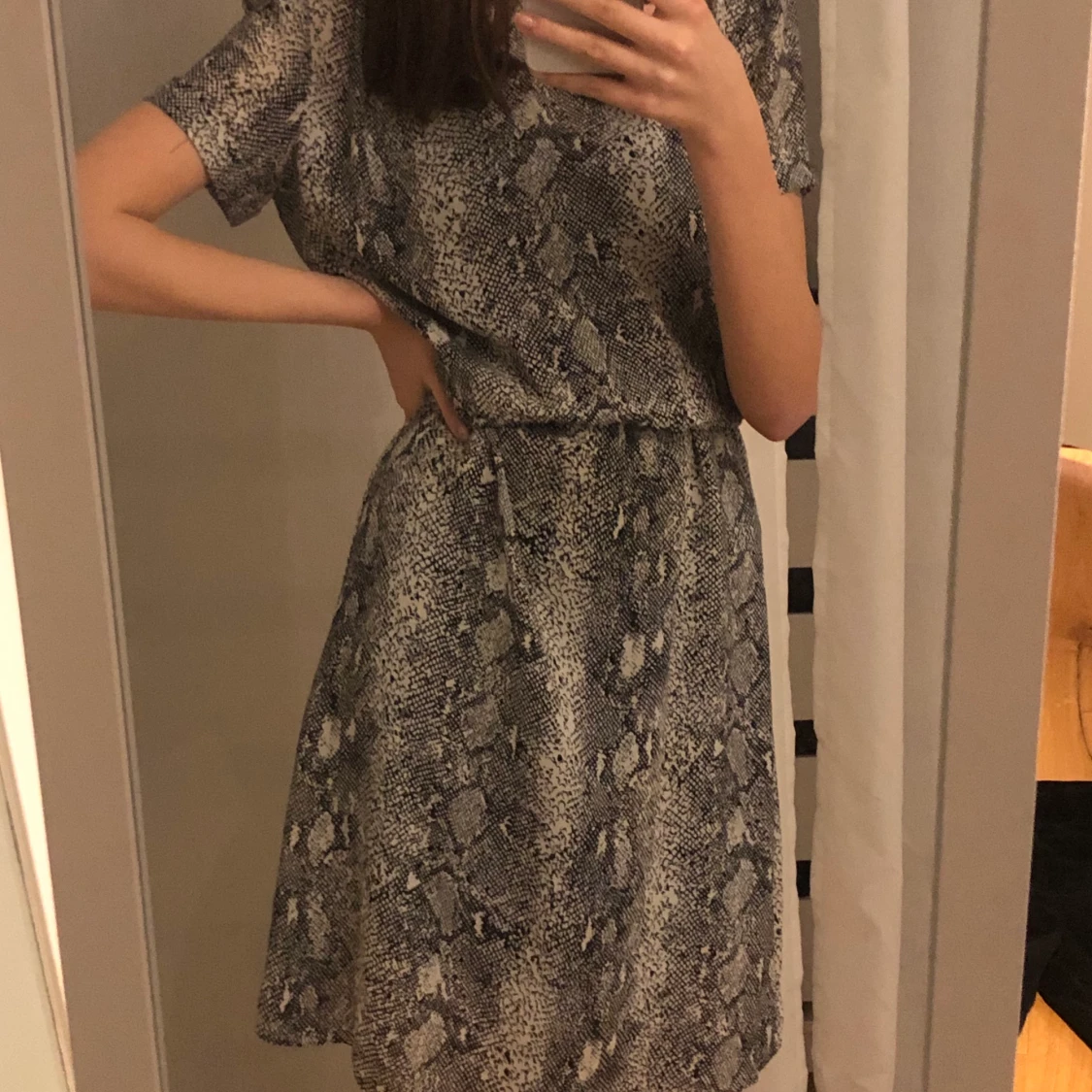 Ormskinn klänning