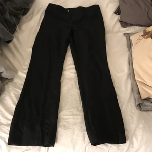 Kostymbyxor ifrån bikbok - Så snygga kostymbyxor som ger en så bra passform.