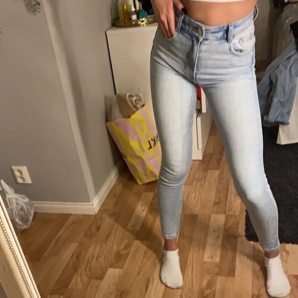 Slim jeans, dock fööör små för mig i midjan. Knapp använda i bra skick (köparen står för frakten)❤️. Jeans & Byxor.