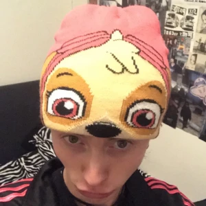 Söt mössa - Fett söt kawaii mössa med nån gullig hund på väldigt skön att ha på sig och aldrig använd, den e rosa sån nice rosa 