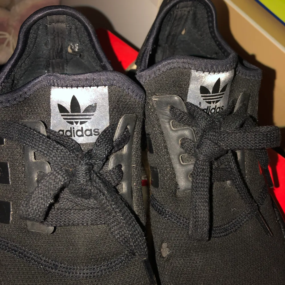 Ett par NMD skor ifrån Adidas i strl 37.5 men passar även 38. De har lite hål osv men ändå sköna att gå i och går att använda utan problem. Pris kan diskuteras!. Skor.