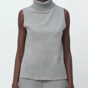 Zara väst - Mysig ”väst” från Zara. Snyggt med skjorta eller långärmad under. Aldrig använd. 