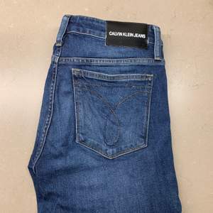 Calvin Klein Jeans som är köpta för ett år sedan. Säljer på grund av att de är för långa för mig och aldrig använt dem. Obs: tråd som gått av på fickorna, därav det låga priset.