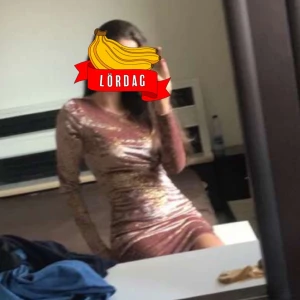 Klänning - Buda i kommentarerna!!💕 Rosa/rosé klänning, använd 1 gång, slutsåld på nelly, köpt för 350