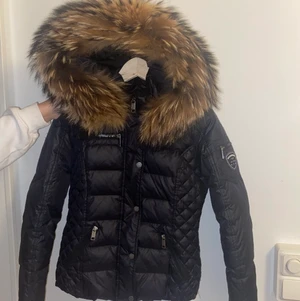 rockandblue jacka - Helt oandvänd rockandblue jacka, nypris 2000 säljer nu för 900. stl 34 (äkta päls) köpare står för frakt eller mötas upp i Norrköping.