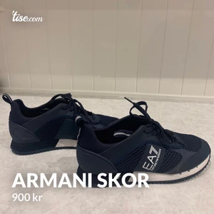 Armani skor - Ett par Armani skor i storlek 42. Fina skor i bra skick. Använde cirka 5 gånger. (Lite märken som syns i vissa ljus) 