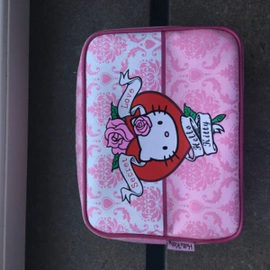 Hello Kitty necessär  - Jättesöt necessär med Hello Kitty mönster, som man också skulle kunna sy fast ett band på för att göra till väska! På insidan finns lite pennstreck som går bort, men ingenting på framsidan. Fraktar, skriv för pris!