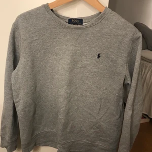 Sweatshirt  - Fin sweatshirt från Ralph Lauren. Köpt i somras så i fint skick! Skriv för mer bilder