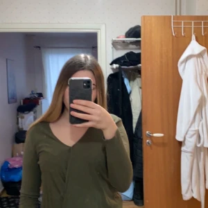 Tröja - Säljer denna tröja, som inte kommit till någon användning alls, tröjan är väldigt skön och har en öppning framtill. Tröjan känns som en storlek S