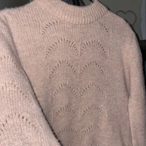 Rosa stickad tröja - Rosa stickad tröja men små hål som detaljer💞