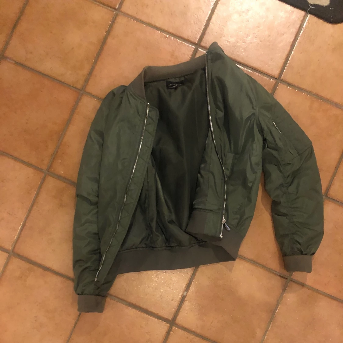 Militärgrön bomberjacka