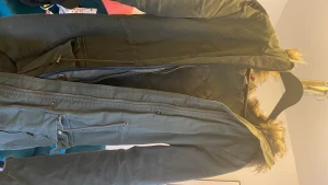 Jacka - Jacka från hm, bra skick! Coola skinndetaljer på axlarna, varm och skön till vintern! :) Huvan är självfallet fejk-päls!