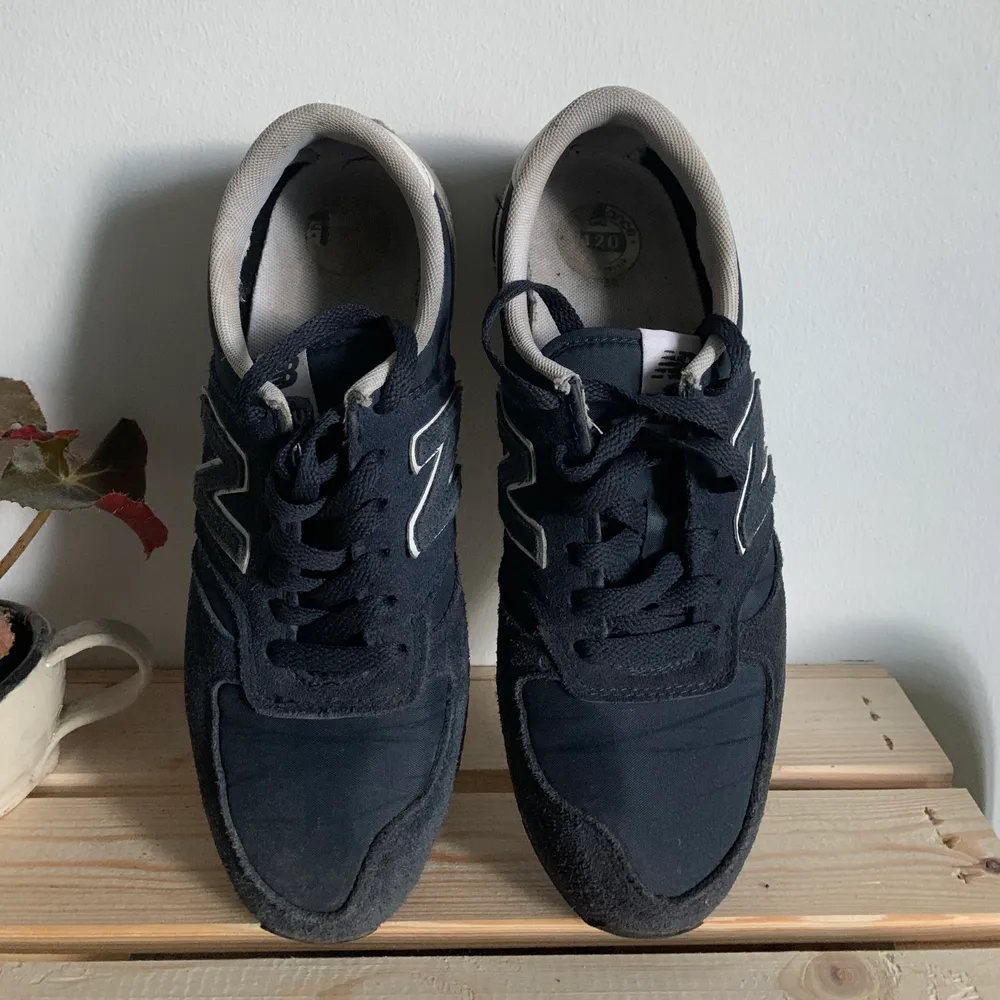 New Balace Sneakers. Lätta sneakers i marinblått knappt använda. Storlek 39 fast modellen är ganska liten och passar därför 38. Jag kan mötas upp i Göteborg eller eller frakta (65kr)💕💕. Skor.