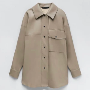Läderskjorta - Skitpopulär oversize läderskjorta från zara använd två gånger! Använt den som tunn jacka så den funkar som både oversize skjorta o tunn vår/höst/sommarjacka😍 !!!budgivning från 50kr med 10kr mellan varje bud!!! Ledande bud: 80kr. direktköp 200kr