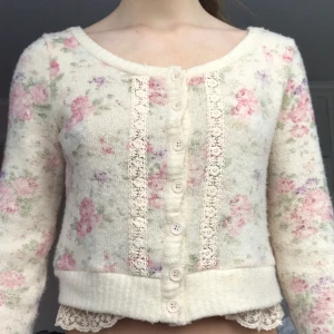 oanvänd croppad kofta - kofta från LizLisa. Otroligt fin, men jag tycker  den inte sitter helt 100 på mig därför säljer jag den tyvärr...