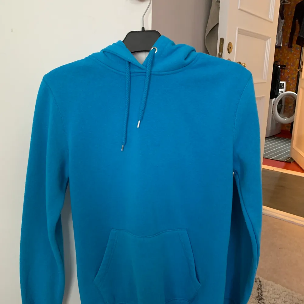 En vanlig blå hoodie köpt på lager 157, använder aldrig, där med säljer jag den:). Hoodies.