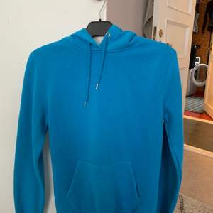 En vanlig blå hoodie köpt på lager 157, använder aldrig, där med säljer jag den:)