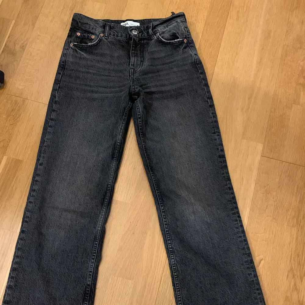 Sjukt snygga jeans från zara! Avklippta för att passa mig som är 178. Medelmidjade. Sjukt snygga men har liknande så dessa kommer inte till använding!❣️ storlek 34. Jeans & Byxor.