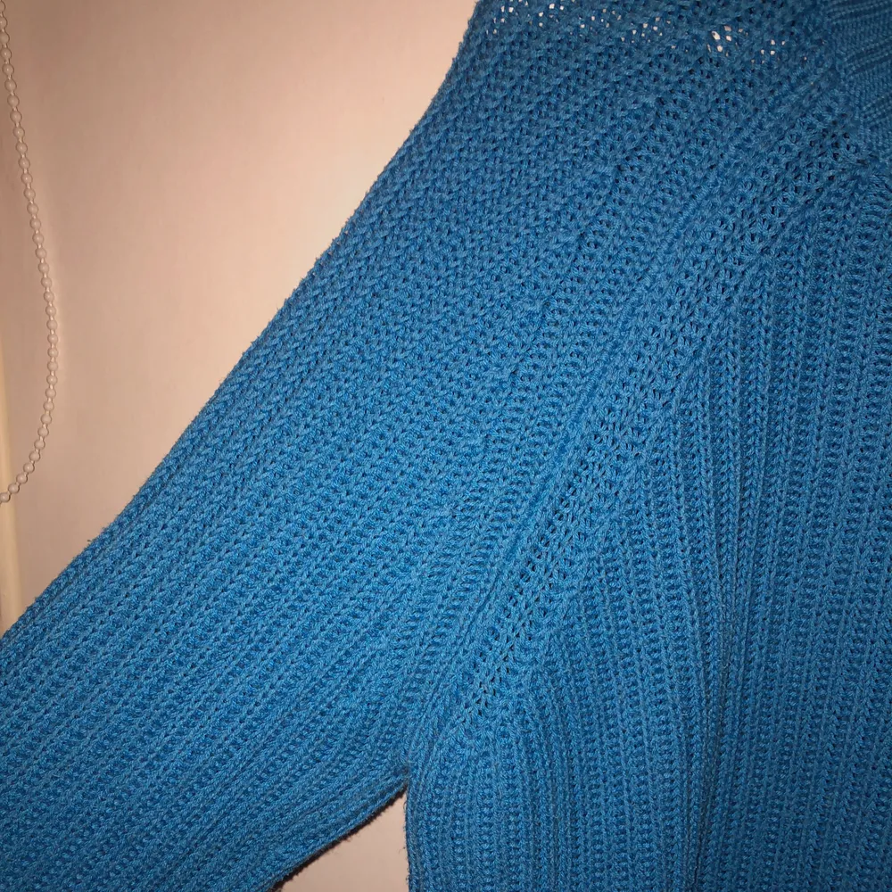 Säljer denna blåa stickade superfina tröja från size&needle i stl M men är ganska oversized men färgen är så snygg och cool. Används tyvärr inte längre . Stickat.