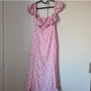 Rosa långklänning strl S - Jättefin klänning men tyvärr så passade den inte så som jag hade tänkt då den va förliten vid brösten:( så därför säljer jag den, bilderna är från henne som jag köpte klänningen av innan på Plick