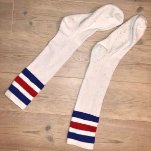 Retro American Apparel knästrumpor strumpor sport  - Coola retro strumpor från american apparel köpta i Miami. De är knappt använda men ändå lite noppriga på foten. 