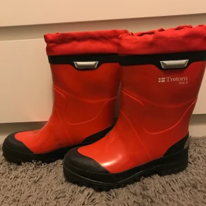 Gummistövlar  - 9/10 i skick, använt ett fåtal gånger. Väldigt varma och bekväma! 