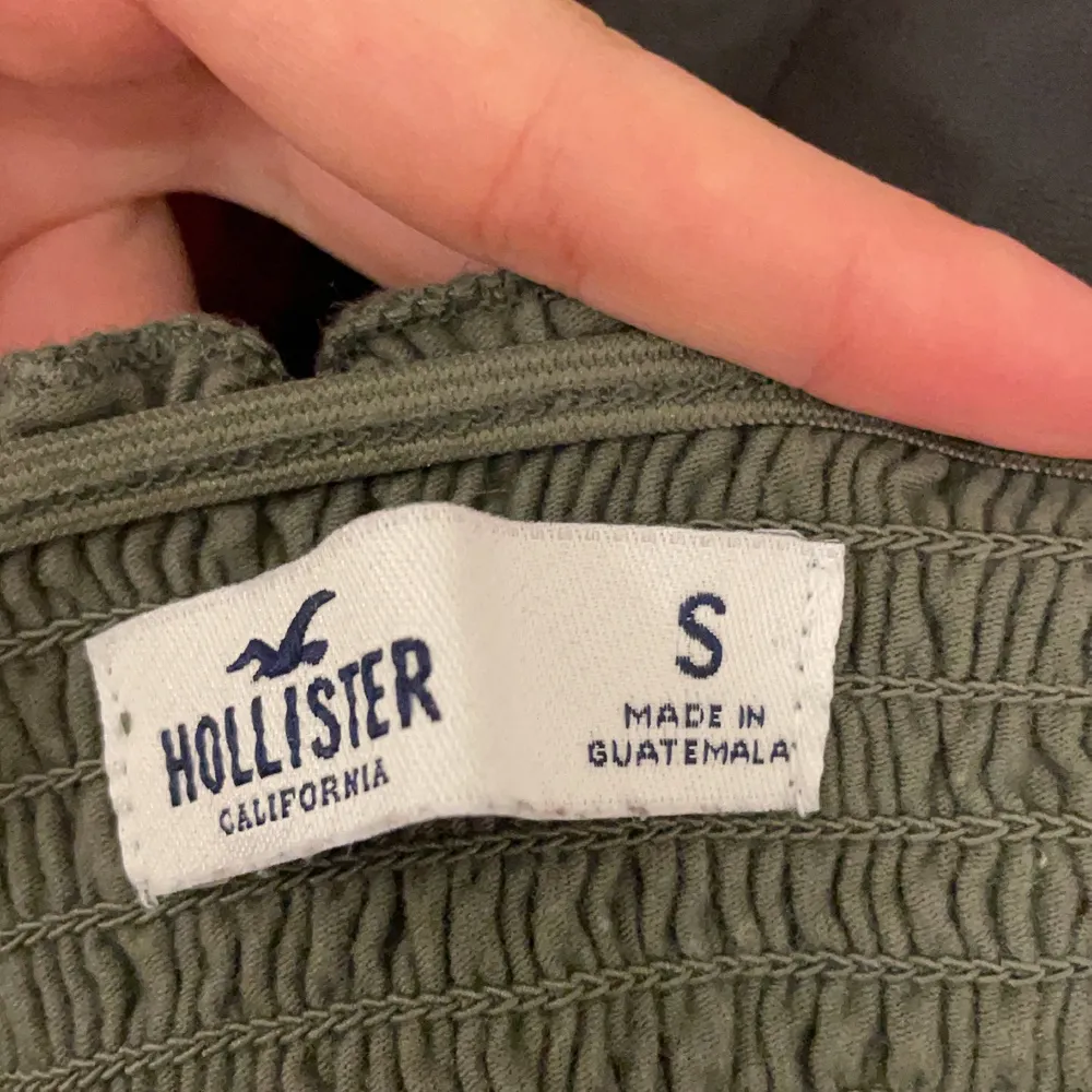 Säljer min gröna offshoulder tröja från Hollister, använd ett par gånger men den är fortfarande i väldigt bra skick, storlek S. Tröjor & Koftor.