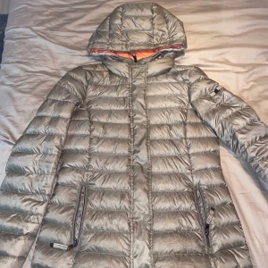 Esprit Jacka - Snygg jacka ifrån Esprit, flitigt använd men mycket fin kvalite. Kan betalas enkelt med swish💕