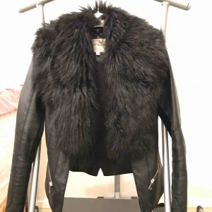  - fint skinkacka med päls från river island storlek 6 