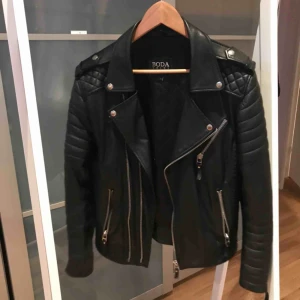  - I bra skick minus ett litet hål på armen 