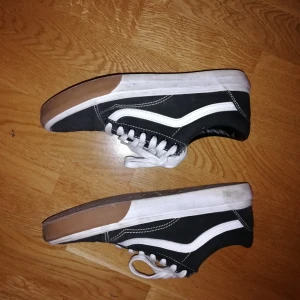  - Svarta Old skool Vans i strl 41. Väldigt lite använda så är i väldigt fint skick!! Kan skickas eller avhämtas i Malmö! 