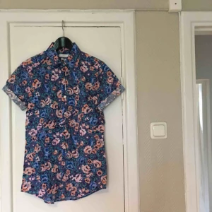  - Blommig skjorta från Topman. Aldrig använd, bara provad! Slim-fit modell. Köparen står för frakten! 
