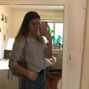  - Jättesöt off shoulder top, ljusblå med rosätter i ärmarna! 