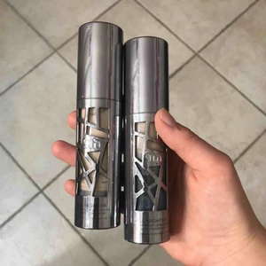  - Säljer en helt oanvänd foundation + en halvfull från urban decay i färgen 1.0 shade - ”All nighter” waterproof longwear  - Full coverage - Matt finish - Oil free Concealern är i samma serie i färgen FAIR (neutral), uppskattningsvis hälften kvar. 