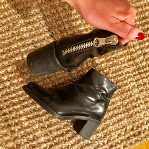  - Supersnygga lackade boots med dragkedja bak, använd ca 3 gånger, toppskick. Nypris 1299kr