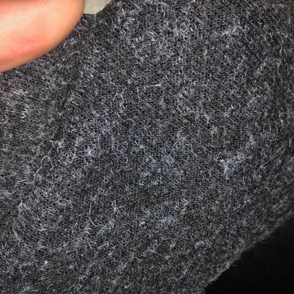 En mörkgrå croppad stickad tröja med polokrage! Supersnygg!! Den kommer från bik bok. Frakt 40kr. Stickat.